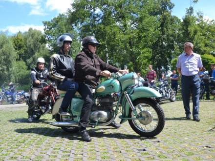 zabytkowe motocykle w parku